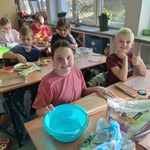 Uczniowie klasy IIIa podczas wykonywania posiłków.