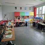 Klasa 1a podczas wspólnego posiłku.