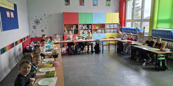 Klasa 1a podczas wspólnego posiłku.