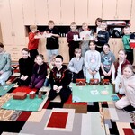 Uczniowie klasy III A prezentują wykonane makiety z materiałów ogólnodostępnych: kartoników, pudełek, patyczków, brystolu i wielu innych.