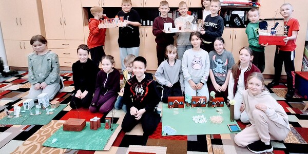 Uczniowie klasy III A prezentują wykonane makiety z materiałów ogólnodostępnych: kartoników, pudełek, patyczków, brystolu i wielu innych.
