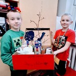 Uczniowie klasy III A prezentują wykonane makiety z materiałów ogólnodostępnych: kartoników, pudełek, patyczków, brystolu i wielu innych.