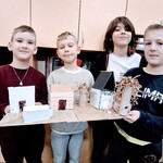 Uczniowie klasy III A prezentują wykonane makiety z materiałów ogólnodostępnych: kartoników, pudełek, patyczków, brystolu i wielu innych.
