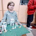 Uczniowie klasy III A prezentują wykonane makiety z materiałów ogólnodostępnych: kartoników, pudełek, patyczków, brystolu i wielu innych.