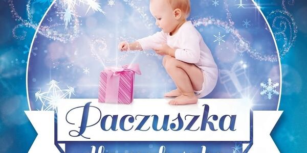 Niemowlak z paczką oraz napis Paczuszka dla maluszka 2025 r.