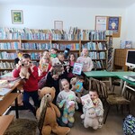 klasa IIb z misiami i książkami o misiach w bibliotece
