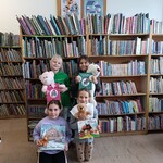 Uczniowie z misiami w bibliotece