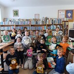 uczniowie kl. III a z misiami w bibliotece