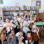 uczniowie z kl. I a z misiami i książkami o misiach w bibliotece