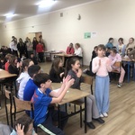 Dzieci dopingujące swoich kolegów i koleżanki.