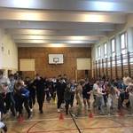 Grupowy bieg z hula hop.