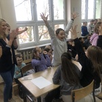 Klasa 4B cieszy się ze zwycięstwa w zadaniu.