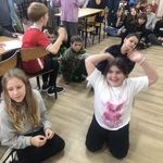 Klasa 5 cieszy się z wykonanego zadania.