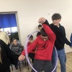 Klasa 6 rywalizuje w konkurencji z hula hop.