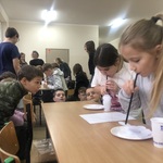 Klasa 5 stara się jak najszybciej wykonać zadanie ze słomkami.