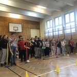 Święto szkoły na sportowo - klasy szykują się do wyścigu.