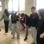 Uczniowie klasy 8 rywalizują w konkurencji z hula hop.