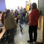 Klasa 4B wróży z butów.