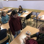 Uczniowie klasy 4 poznają przyszłość podczas wróżby z kart.