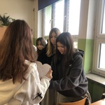 Uczennice klasy 6 próbują poznać imię swojej przyszłej sympatii przekłuwając serce szpilką.