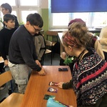 Uczniowie klasy 6 poznają przyszłość z kart.