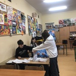 Uczniowie klasy 8 losują przepowiednie.