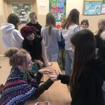 Wróżki Marta i Noemi wróżą z dłoni.