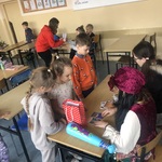 Wróżki przepowiadają przyszłość z kart swoim młodszym kolegom.
