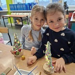 Uczennice klasy Ia ze swoimi pracami.