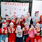 Uczniowie klasy IIIA z prezentami od Świętego Mikołaja.