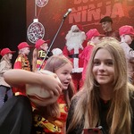 Mikołaj oraz dzieci na scenie