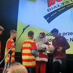 Mikołaj z dziećmi na scenie