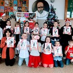 Uczniowie klasy 3a na wspólnym zdjęciu przy choince.