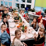 Uczniowie klasy 3a przy wigilijnym stole.