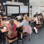 Uczniowie oglądajacy prezentację online.