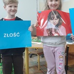 Dwoje dzieci pokazujące emocje