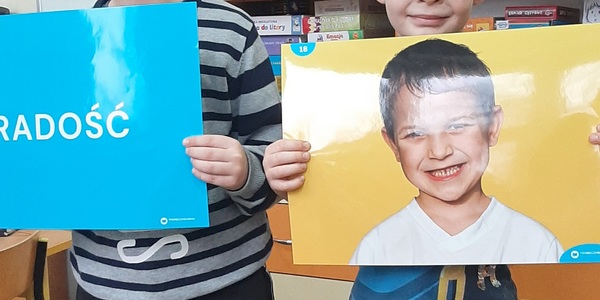 Dwoje dzieci pokazujące emocje