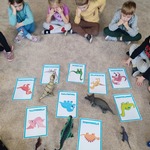 Dzieci podczas zajęć na dywanie rozmawiają o dinozaurach